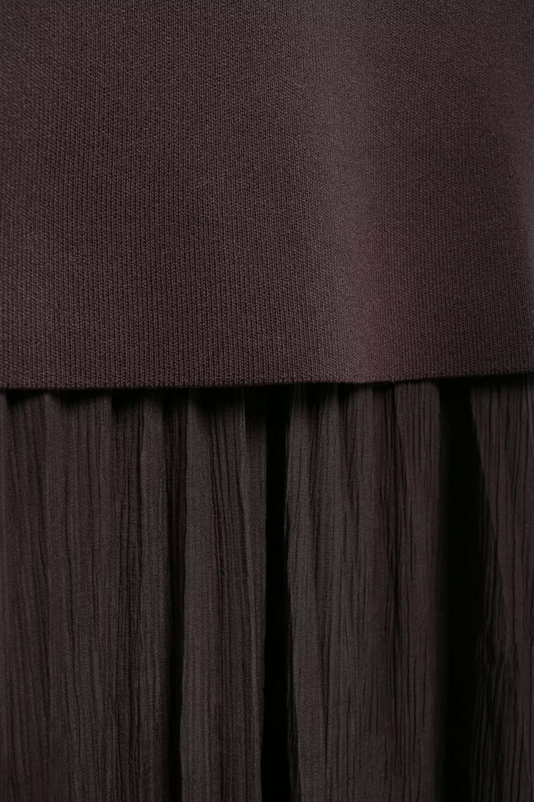 TRAFZA Women’s V-Neck Pleated Maxi Dress – Ankle-Length with Decorative Buttons for Autumn/Winter