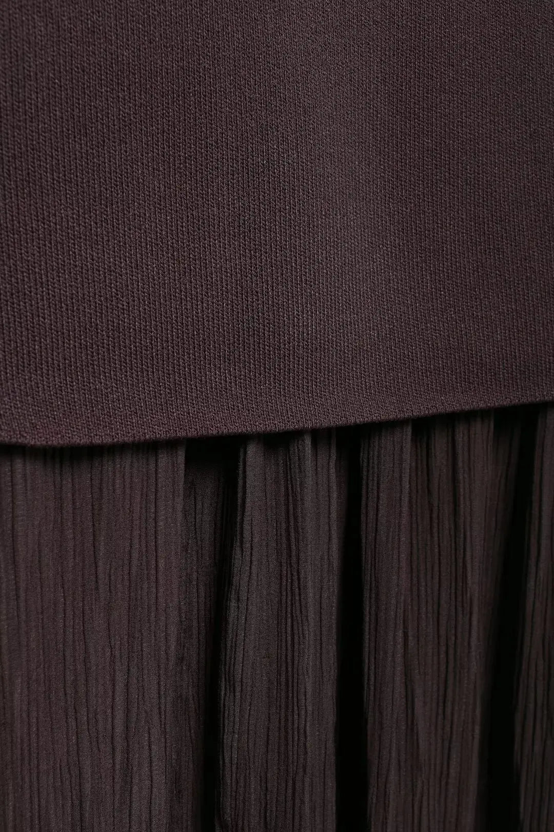 TRAFZA Women’s V-Neck Pleated Maxi Dress – Ankle-Length with Decorative Buttons for Autumn/Winter
