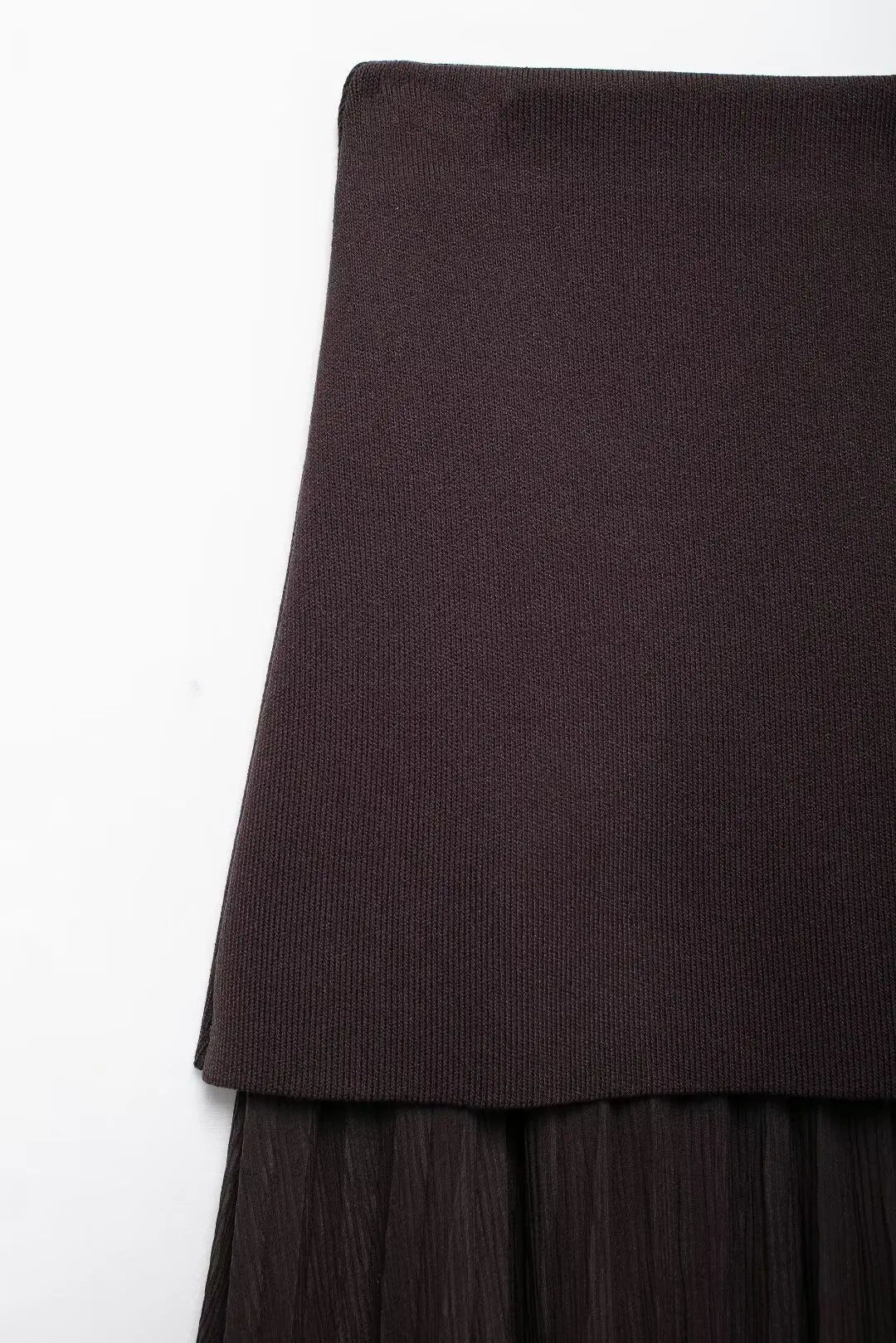 TRAFZA Women’s V-Neck Pleated Maxi Dress – Ankle-Length with Decorative Buttons for Autumn/Winter
