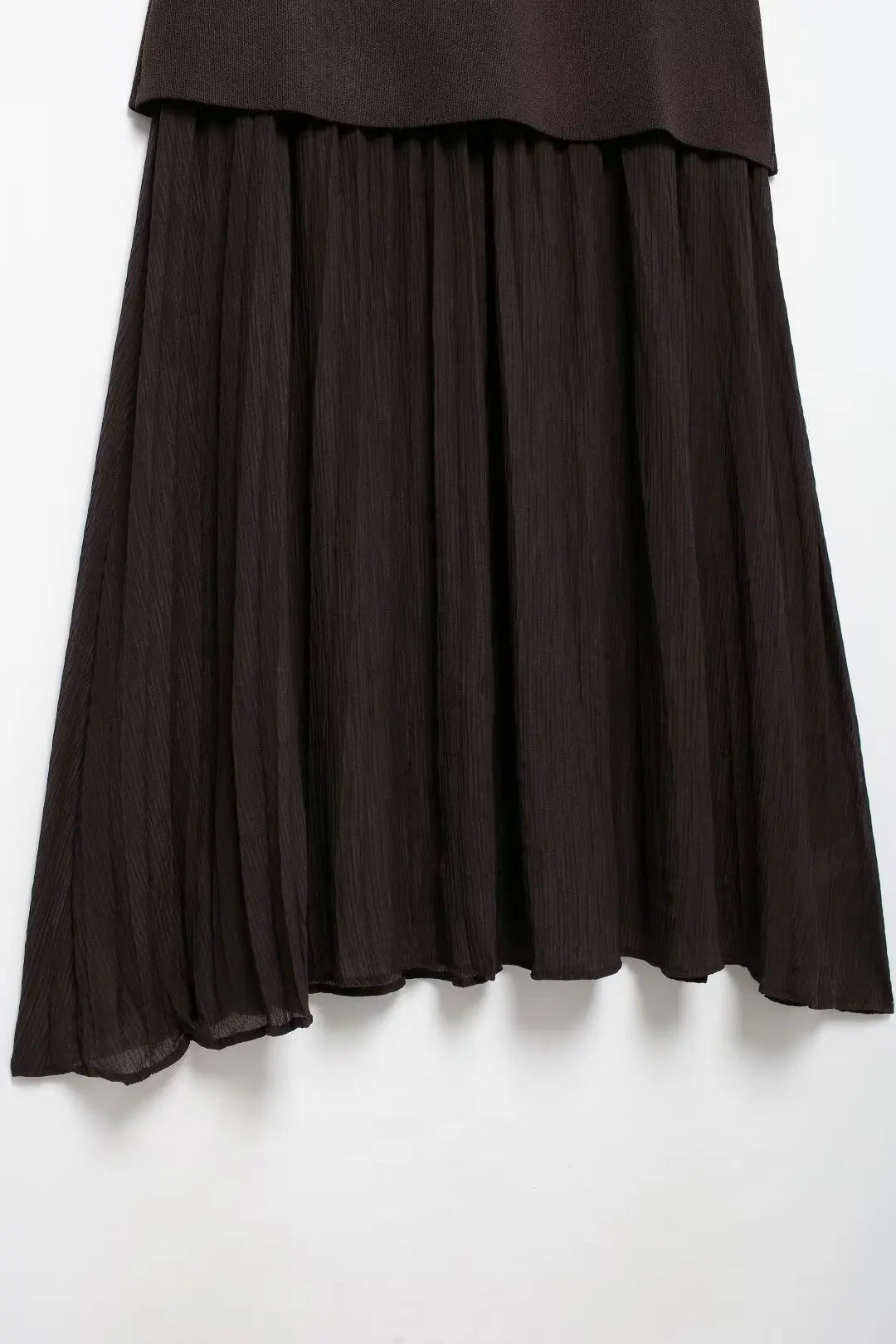 TRAFZA Women’s V-Neck Pleated Maxi Dress – Ankle-Length with Decorative Buttons for Autumn/Winter
